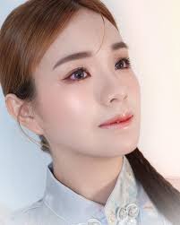 新中式旗袍造型温柔又清冷感您好我是KIMIYO 化妆造型师也是两个孩子的妈妈是工作也是热爱那份坚持的动力来自于