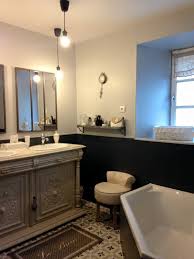 Salle De Bain Retro Avec Petites Touches Indus La Maison De Blancpatine Salle De Bain Salle De Bain Retro Meuble Salle De Bain