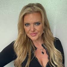 Dana Hebert's Instagram, Twitter & Facebook