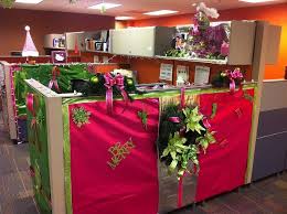 Office Christmas Decorating Ideas That You Must Not Miss Office Christmas Decorations Christmas Door Decorations Christmas Desk Decorations