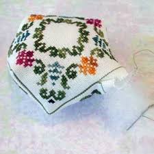 Week 1 ~ freebie from embroiderbee's blog (9) heart biscornu from sylyne's universe (10) biscornus 32 from aurelle. Biscornu How To Save The Stitches By Nordic Needle