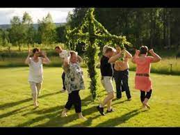 Små grodorna (swedish for the little frogs) is a traditional swedish dance and song traditionally performed at midsummer, where the participants dance around the maypole. Midsommar I Varmland Sma Grodorna Youtube