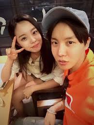 Ngắm Idol Kpop Nhi Nhảnh Ben Anh Chị Em Của Minh Tinnhac Com Kpop Anh Chị Em Nhom Nhạc Bts