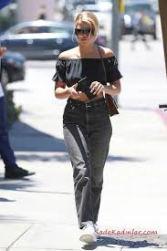 2020 Mom Jean Kombinleri Siyah Mom Jeans Siyah Straplez Dusuk Kol Bluz Beyaz Spor Ayakkabi Moda Moda Stilleri Moda Kiyafetler