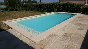 margelles de piscine en pierre dure massangis jaune bouchardee et plage de piscine en dordogne toutes teintes d ocre piscine plage piscine piscines de reve