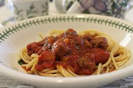 Panaskan olive oil dan tumiskan bawang holland hingga layu. Spagheti Bolognese Azie Kitchen