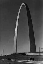 Saint Louis Arch By Eero Saarinen Architecture Saarinen Modern Architecture