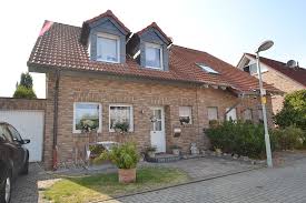 Hier finden sie häuser vieler immobilienportale und durch die einfache & schnelle häusersuche mit intuitiven filtermöglichkeiten ist das ziel traumhaus zum greifen nah. Haus Zum Verkauf 47804 Krefeld Schicksbaum Mapio Net