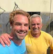 You never know who you'll see @goldsgym This man is in AMAZING shape @ 💪🏻  @robertfkennedyjr Should I see if he wants to be a guest