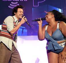 Fans Are Losing It After Harry Styles Jumped On Stage With Lizzo To Perform Juice Harry Styles Singing Harry Styles Mr Style