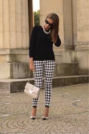 Calça Estampada Preta E Branca Como Usar Como Usar A Classica Estampa Pied De Poule Moda No Trabalho Moda Moda De Mulheres Maduras Moda Feminina