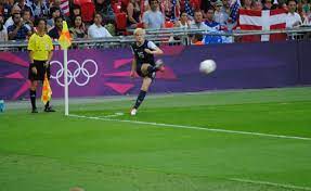 File Megan Rapinoe Corner Kick Jpg Wikipedia