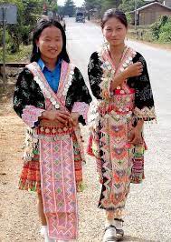 150,000 there is also small population of hmong people in myanmar, but no exact figure is available. Hmong Girls In Traditional Costumes Traditional Outfits Traditional Dresses Costumes Around The World
