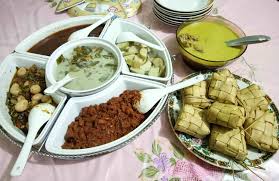 Opor ayam (chicken cooked in coconut milk) is one of many indonesian dishes from central java. Pilih Lontong Opor Ayam Atawa Ketupat Pulut Santan