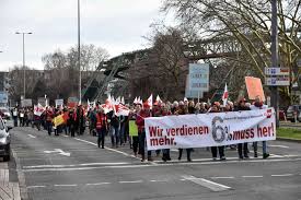 Detailed translations for streiken from german to english. Demonstration Wuppertaler Lehrer Streiken Fur 6 Prozent Mehr