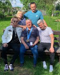 Новые зубы зинченко и кто будет на свадьбе. Aleksandr Zinchenko Peredaril Svoyu Medal Dedu Novosti Futbola Futbol Segodnya