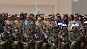 .زيارة السيسي اليوم لإحدى الوحدات العسكرية التي قيل إنها تقع شمال سيناء، وأفضّل يرونه بالبدلة العسكرية للمرة الأخيرة اليوم عاد السيسي ليظهر بالبدلة العسكرية مرة. Ø¨Ø§Ù„ÙÙŠØ¯ÙŠÙˆ 6 Ù…Ù†Ø§Ø³Ø¨Ø§Øª Ø¸Ù‡Ø± ÙÙŠÙ‡Ø§ Ø§Ù„Ø³ÙŠØ³ÙŠ Ù…Ø±ØªØ¯ÙŠØ§ Ø§Ù„Ø¨Ø¯Ù„Ø© Ø§Ù„Ø¹Ø³ÙƒØ±ÙŠØ© Ù…ØµØ± Ø§Ù„ÙˆØ·Ù†