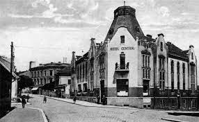 hotel central byl postaven v r 1914 jako vyrobna firma na zhotovovani pohrebnich vencu a v r 1925 byla predelana na hotel history hotel central