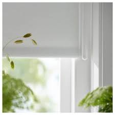 Scegli tende bagno che coprano interamente la finestra, lasciando comunque filtrare la luce esterna. Fridans Tenda A Rullo Oscurante Bianco 200x195 Cm Ikea Svizzera