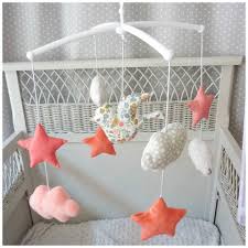 Un mur gris anthracite, une guirlande à son prénom, des détails adorables et. Mobile Musical Etoile Nuage Et Oiseau Teintes De Corail Gris Et Liberty Betsy Porcelaine Jeux Decoration Chambre Bebe Deco Chambre Bebe Chambre Bebe Corail
