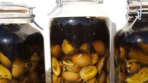 Non è difficile preparare questo liquore di origine modenese, ma ci vuole pazienza. Come Fare Il Liquore Di Noci Idee Green