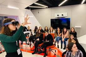 Platforma technovation romania este un proiect care susține integrarea fetelor în domeniul it și antreprenoriat. Accenture Romania Teaches Programming Lessons For Over 800 Students Outsourcing Today Ro