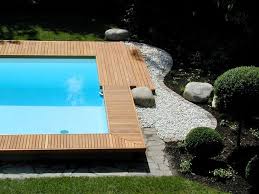 Einfassung Und Stufen Aus Holz Am Schwimmbecken Wasser Im Garten Poolbau Pool Im Garten