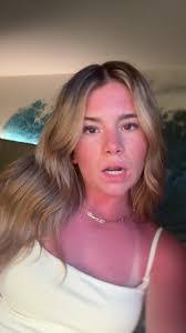 Lindsey Hodge's Instagram, Twitter & Facebook