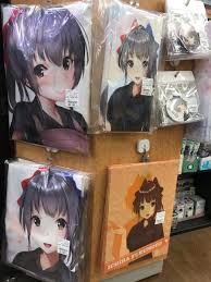 Twitter पर 古本市場 伊丹店 古本市場 伊丹店です 古本市場公式キャラクター ふるもと一葉 さんのグッズ入荷してますよ 缶バッジにクリアファイル スポーツタオルに だ 抱き枕カバー 限定商品ですよ イラストは にろ 先生 Cvは 日岡なつみ さん
