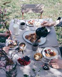 Another Shot From Yesterday S Lovely Spring Breakfast In The Garden We Had Gluten Free Pancakes Topped With Berries Almonds And Maple Syrup Of Course Happ Petiscos Ideias Para Piquenique Piqueniques