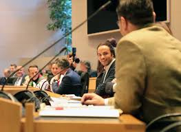 Che alla coppia ordinata di vettori associa il vettore così definito per convincersene rappresentiamo due vettori aventi lo stesso punto di applicazione, indichiamo con l'angolo convesso da essi formato e. Landtag Verteilt Aufgaben Und Funktionen Vox News Sudtirol
