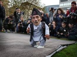 74 à 83cm (33) 120 à 165lbs (75kg). Mort De L Homme Le Plus Petit Du Monde Chandra S Est Eteint Tele Star