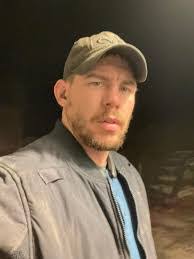 Derek Hight's Instagram, Twitter & Facebook