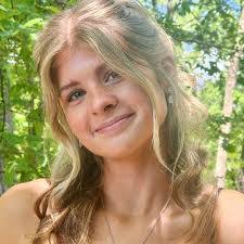 Jocelyn Dean's Instagram, Twitter & Facebook