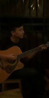 Arsip gitar elektrik strato caster hitam putih piguard bandung. Gambar Orang Main Gitar