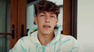 A load of youtubers and tiktokers have organised a boxing 'battle' and it looks cringe. Wy1ilffzpujnom