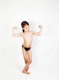Want the latest beauty news happening in real time? Lachelnder Sportkinderjunge Der Schonheit Der Sein Bizeps Zeigt Lizenzfreie Fotos Bilder Und Stock Fotografie Image 98291266