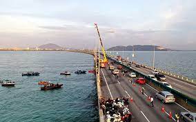 Identiti kereta terhumban di laut di jambatan pulau pinang. Operasi Angkat Kereta Terhumban Dari Jambatan Pulau Pinang Bersambung Free Malaysia Today Fmt