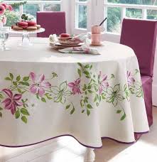 Une Table Raffinee Pour Enchanter Vos Invites Collection Jardin Anglais Motifs Imprimes Places Sur Fon Manteles Bordados Manteles De Tela Manteles Navidenos