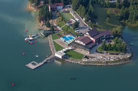 O altă problemă este că tot malul lacului, dar absolut tot este privat. Fisherman S ColibiÈ›a Resort Hotel Outdooractive Com