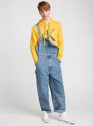 Levi's jeans are the original jeans. La Salopette Denim Jambe Large Levi S Jeans De Coupe Droite Pour Homme En Ligne Simons Overalls Fashion Overalls Men Wide Leg Denim