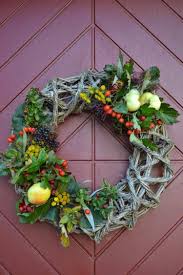 Herbstkranz Selber Machen Farbenfrohe Ideen Und Tipps Weidenkranz Urlaub Dekorieren Herbstkranz