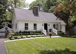 Some Garden Simple Landscape Ideas For Front Of House For Your House Darbylanefurniture Com In 2020 Cape Cod House Exterior Cape Cod Exterior Cape Style Homes
