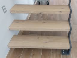 Freitragende treppe gerade, in eiche geölt, mit beidseitig geländer. Stufen In Asteiche Weiss Geolt Treppe Haus Haus Design Treppe