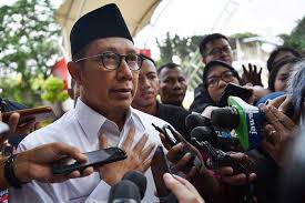 Menteri agama malaysia zulkifli mohamed al bakri memberikan bantuan berupa bahan makanan dan uang senilai rm8.000 kepada tki yang berada di cyberjaya, selangor, malaysia. Bola Panas Menteri Agama Lukman Hakim Saifuddin Kabar24 Bisnis Com