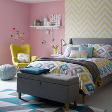 Wallpaper dan karpet sebagai sentuhan personal yang vocal. 7 Desain Kamar Pink Minimalis Untuk Semua Umur Cantik