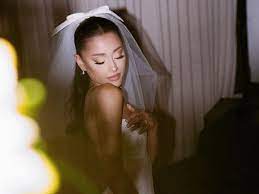 Ariana grande compartió en su cuenta de instagram las primeras fotografías de su boda con la cantante contrajo matrimonio en secreto el pasado 15 de mayo en su casa de montecito, california fue en diciembre de 2020 cuando ariana se comprometió con dalton gomez, quien es dos años. J3ntped Ltonam