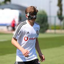 Gaziosmanpaşa, i̇stanbul) sol bek mevkisinde oynayan türk futbolcu. Zorro Ridvan Yilmaz ð•š Wattpad