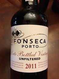 Dyb rubinrød sort i midten, smalle lilla kant. 2011 Fonseca Porto Late Bottled Vintage Unfiltered Portugal Douro Porto Cellartracker
