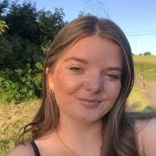 Leona Kenny's Instagram, Twitter & Facebook